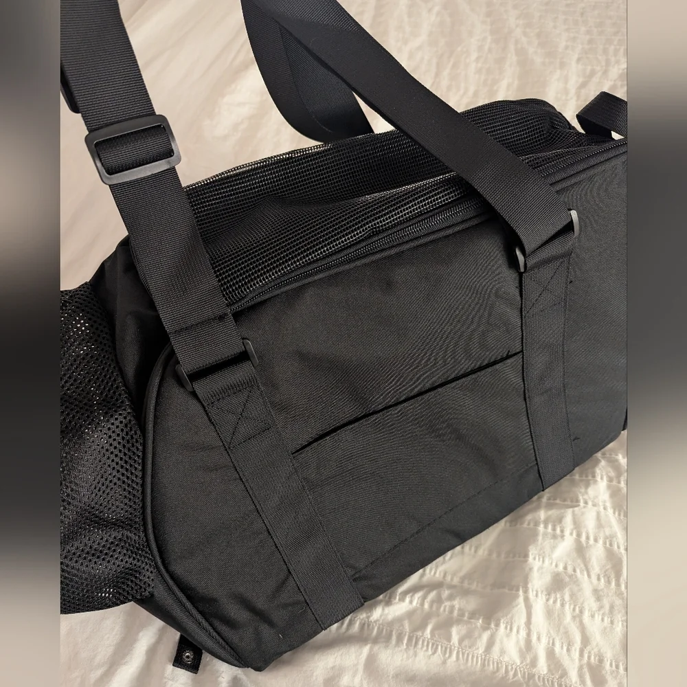 BurgeonNest Dog Carrier Tote Bag - Zip Mesh Top, Inner Tether, Pockets